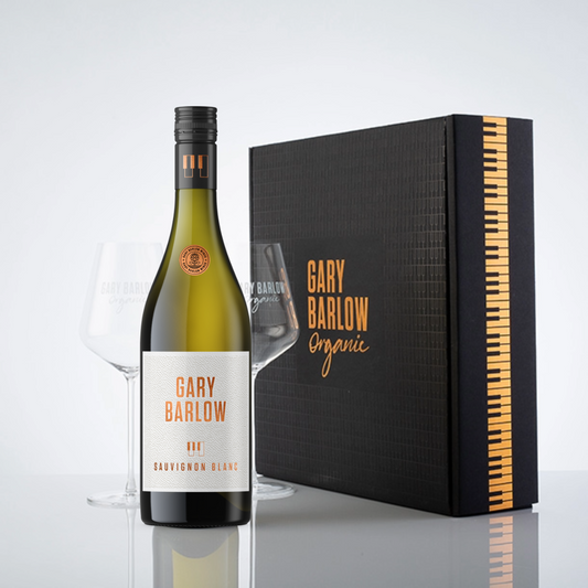 Gary Barlow Sauvignon Blanc Wow Box featuring 1 bottle of Sauvignon Blanc, 2 engraved wine glasses, and a piano key copper-embossed gift box.